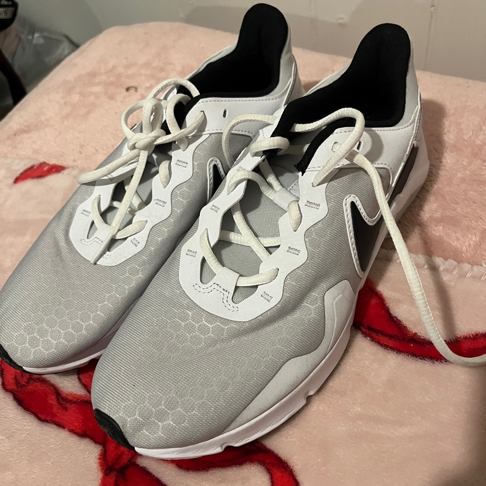 Nike Sleek Gray and White Athletic Shoes
